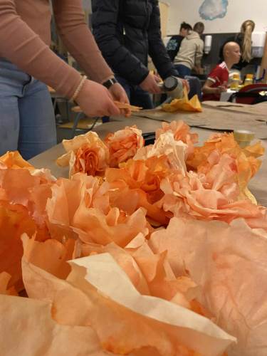 Symbolske blomster ble laget i hopetall.